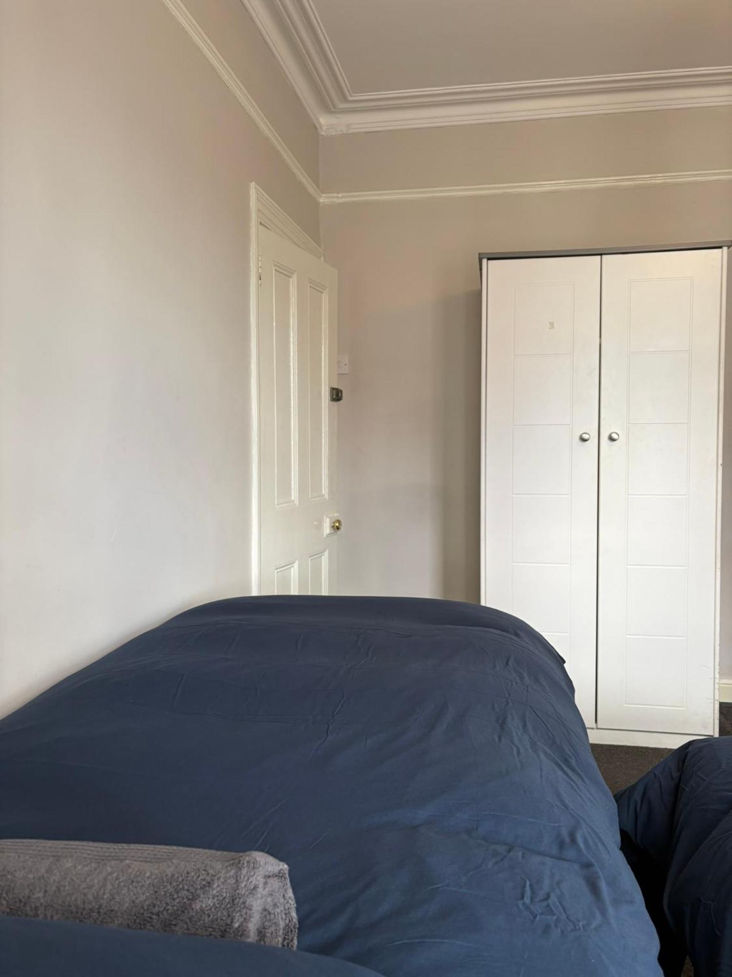 Superb Triple Near Croke Park - 4 Guest house *